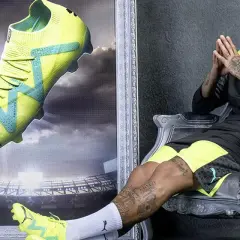 Neymar w neonowych butach na orlik, gotowy do gry.