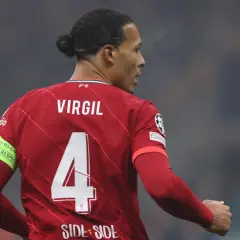 Piłkarz Liverpoolu Virgil van Dijk z numerem 4 na czerwonej koszulce. Na rękawie opaska "No to racism. Respect".