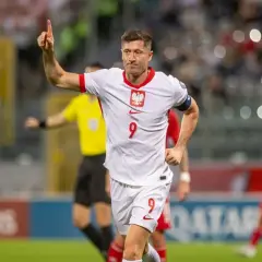 Robert Lewandowski, jeden z najlepszych polskich piłkarzy, świętuje bramkę. Jego biała koszulka z orłem i numerem 9 to symbol dumy narodowej.