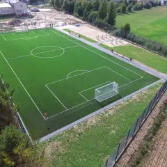 Nowy orlik z boiskiem do piłki nożnej, siłownią plenerową i placem zabaw. Poznaj orlik wymiary i możliwości!