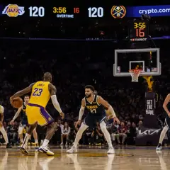 LeBron James z Lakersów z piłką, w tle wynik 120-120 w dogrywce. W koszykówce są cztery kwarty.