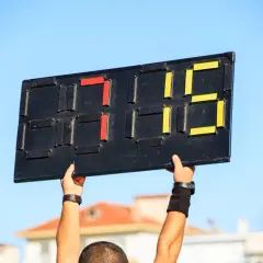 Tablica z wynikiem 2:15. Ile zawodników można zmienić w piłce nożnej? To pytanie nurtuje kibiców podczas meczu.
