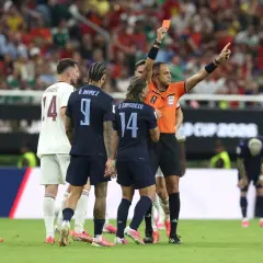 Sędzia pokazuje czerwoną kartkę, co oznacza koniec gry dla jednego z zawodników. Wewnątrz futbolówki emocje sięgają zenitu.