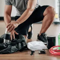Przygotowujesz się do treningu? Oto co zabrać na siłownię: torba, bidon, ręcznik, suplementy, telefon i skakanka.