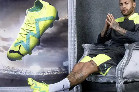 Neymar w neonowych butach na orlik, gotowy do gry.