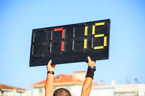 Tablica z wynikiem 2:15. Ile zawodników można zmienić w piłce nożnej? To pytanie nurtuje kibiców podczas meczu.