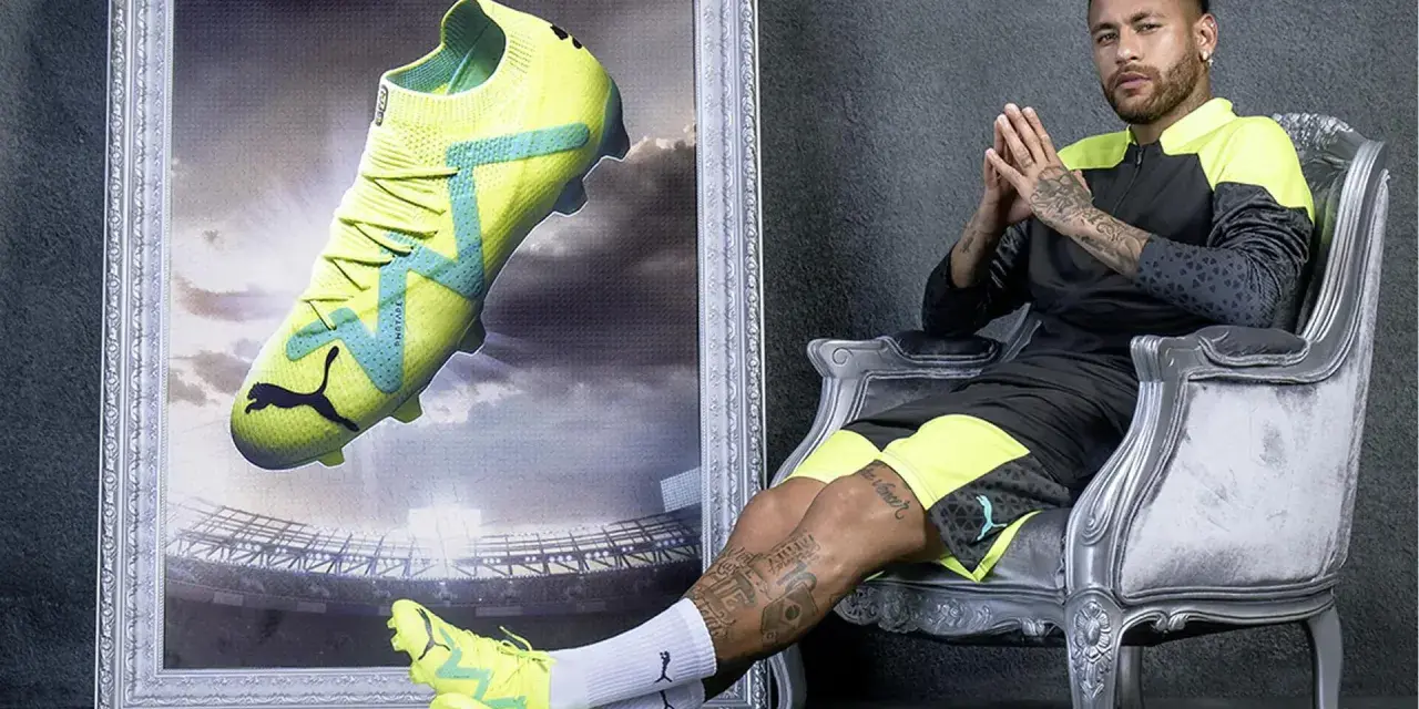 Neymar w neonowych butach na orlik, gotowy do gry.