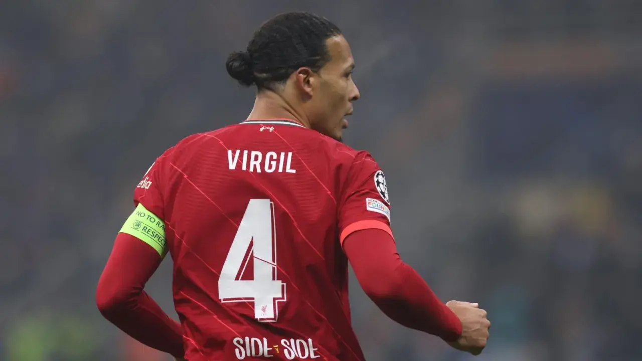 Piłkarz Liverpoolu Virgil van Dijk z numerem 4 na czerwonej koszulce. Na rękawie opaska "No to racism. Respect".
