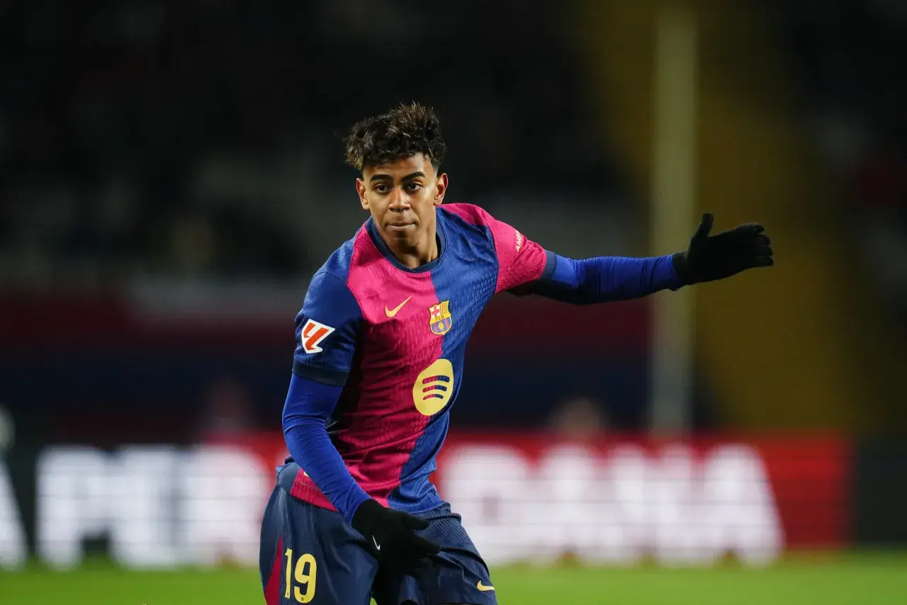 Młody piłkarz FC Barcelony, być może najdroższy piłkarz na świecie, w charakterystycznej koszulce z numerem 19.