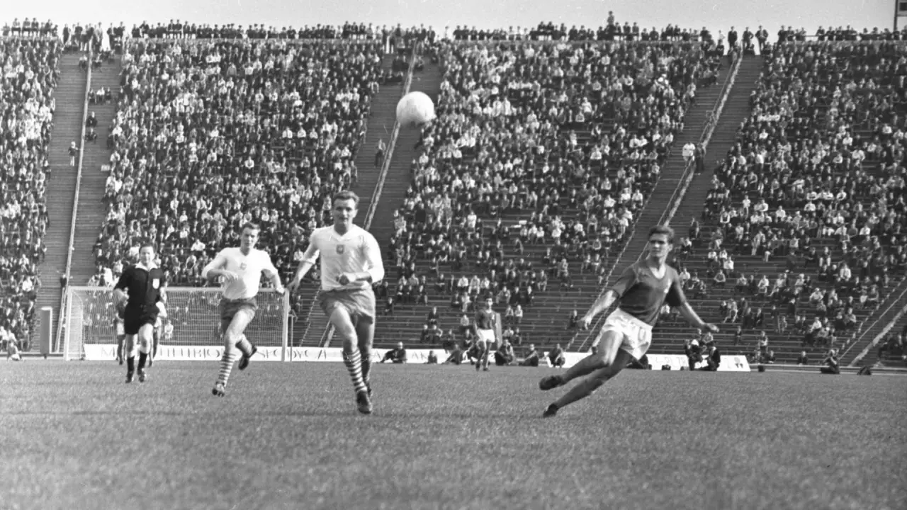 Piłkarze walczą o piłkę na boisku, trybuny pełne kibiców. To emocje, które towarzyszą każdemu meczowi euro pilka nozna.