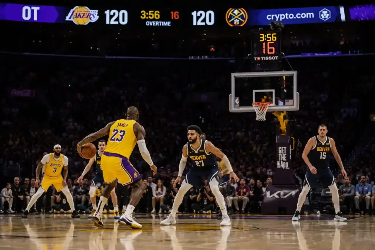 LeBron James z Lakersów z piłką, w tle wynik 120-120 w dogrywce. W koszykówce są cztery kwarty.