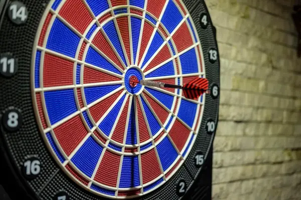 Rzut w tarczę. Strzałka idealnie trafia w środek, co ułatwia dart liczenie punktów.